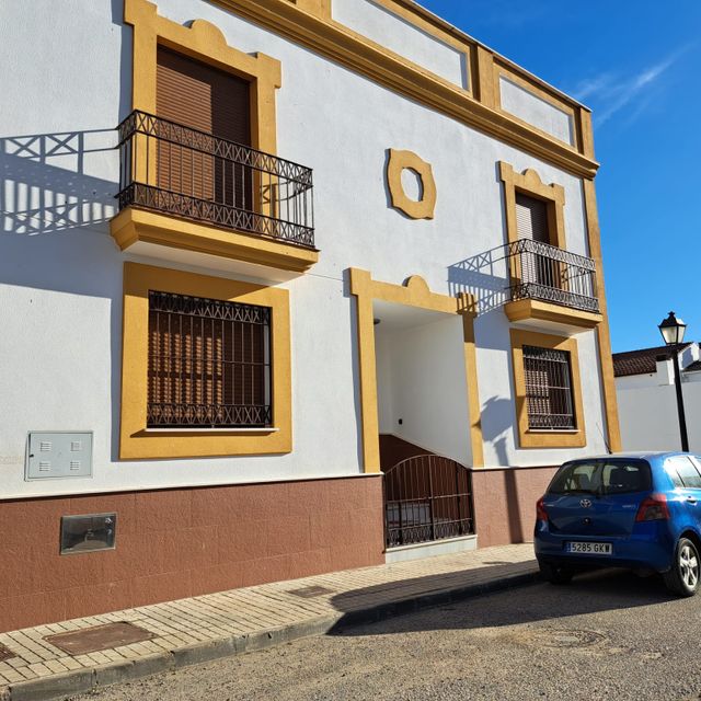 fachada edificio de dos plantas blanca y amarilla