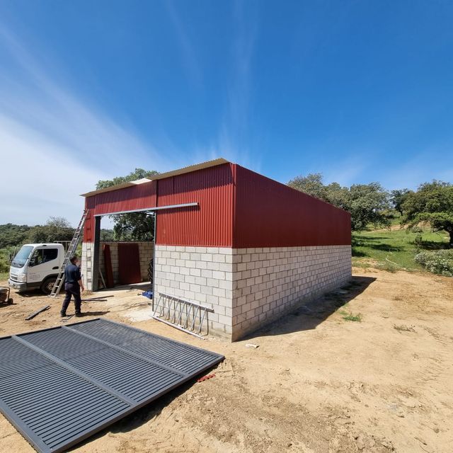 edificio rojo y blanco bajo el sol